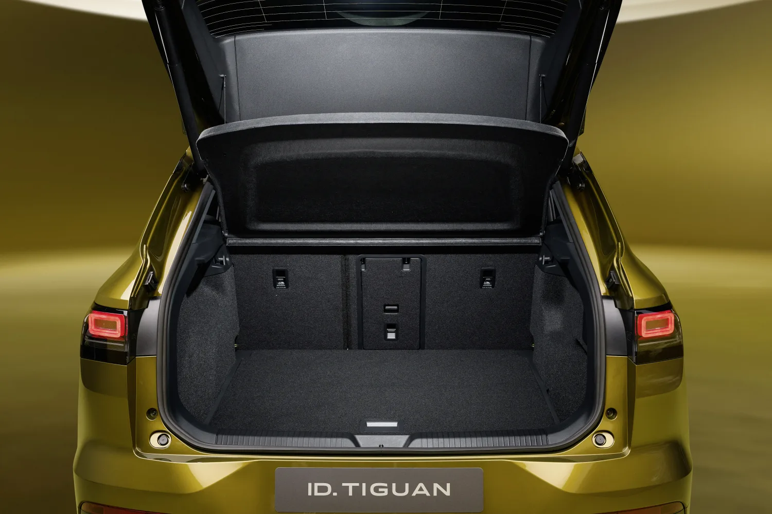 Maletero abierto del Volkswagen ID. Tiguan Olive Bronze