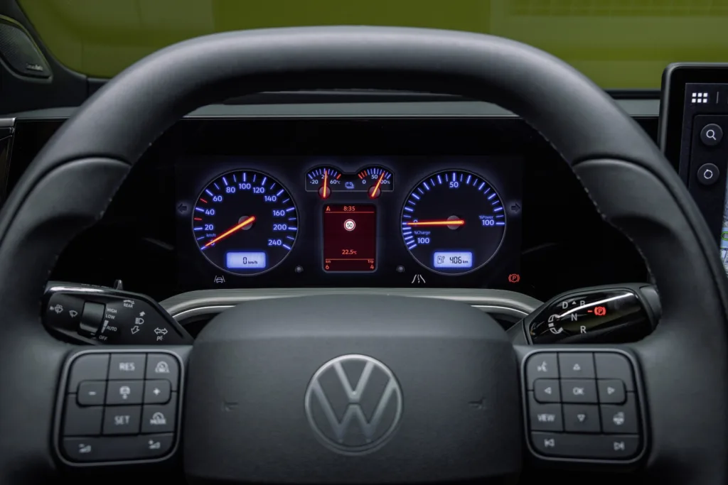 Volante del ID. Tiguan y panel de instrumentos con la vista Retro en azul y rojo