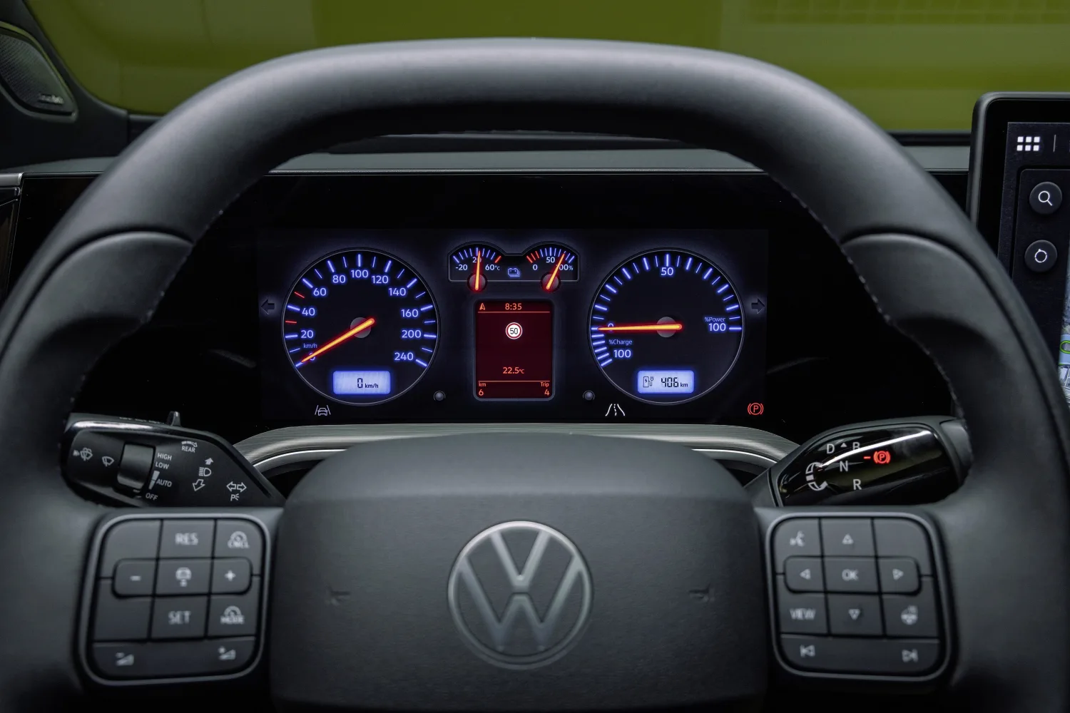 Volante del ID. Tiguan y panel de instrumentos con la vista Retro en azul y rojo