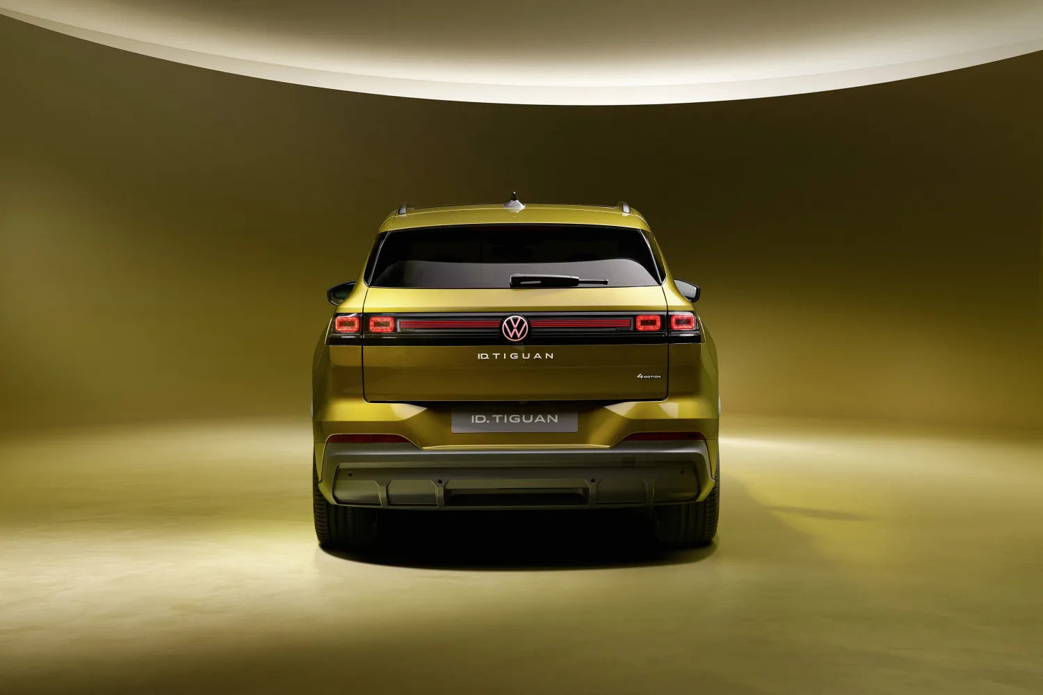 Vista trasera del Volkswagen ID. Tiguan Olive Bronze con la franja luminosa y la rotulación ID. Tiguan