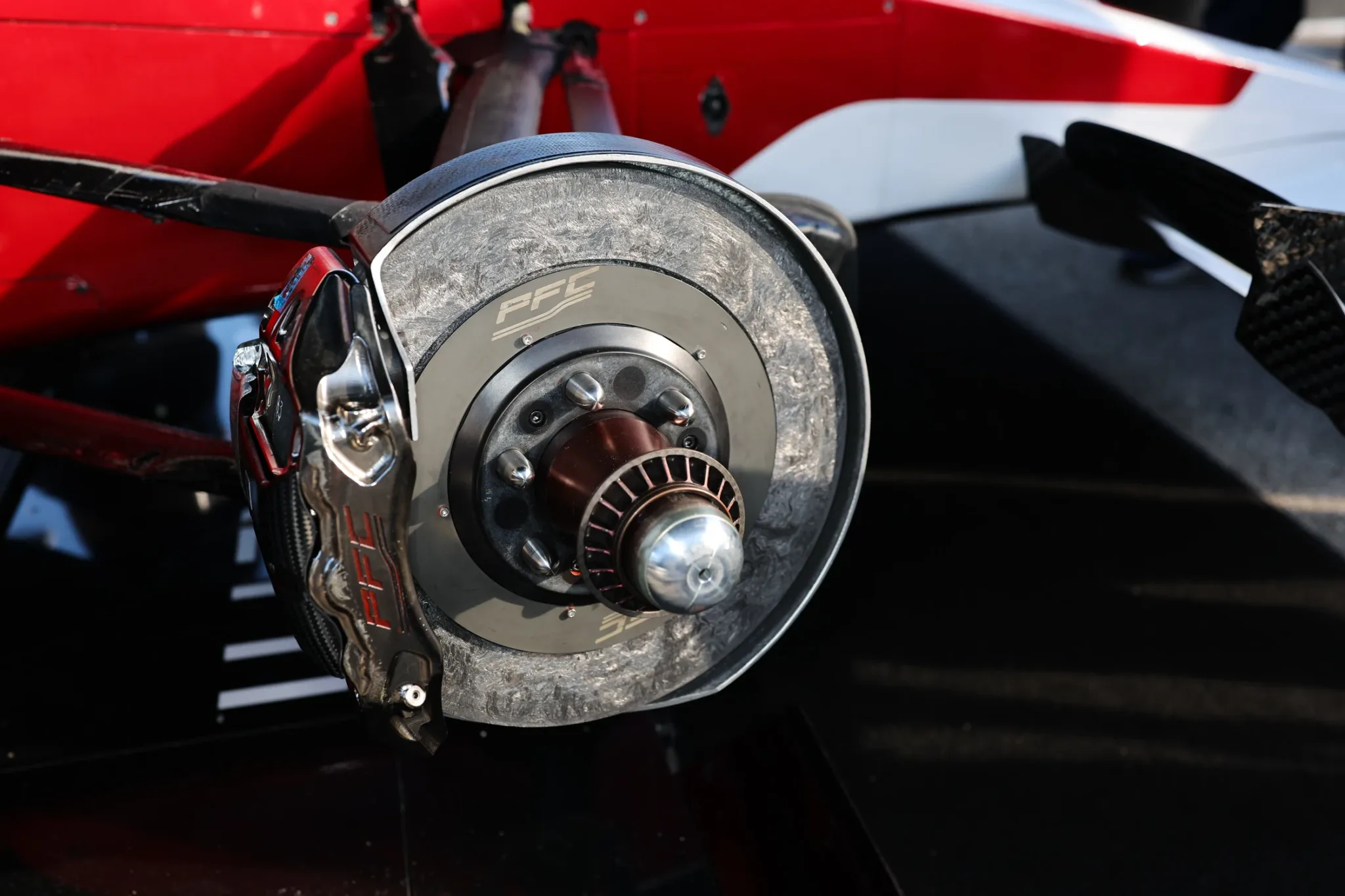 Detalle del disco de freno y la rueda delantera del Dallara IR28