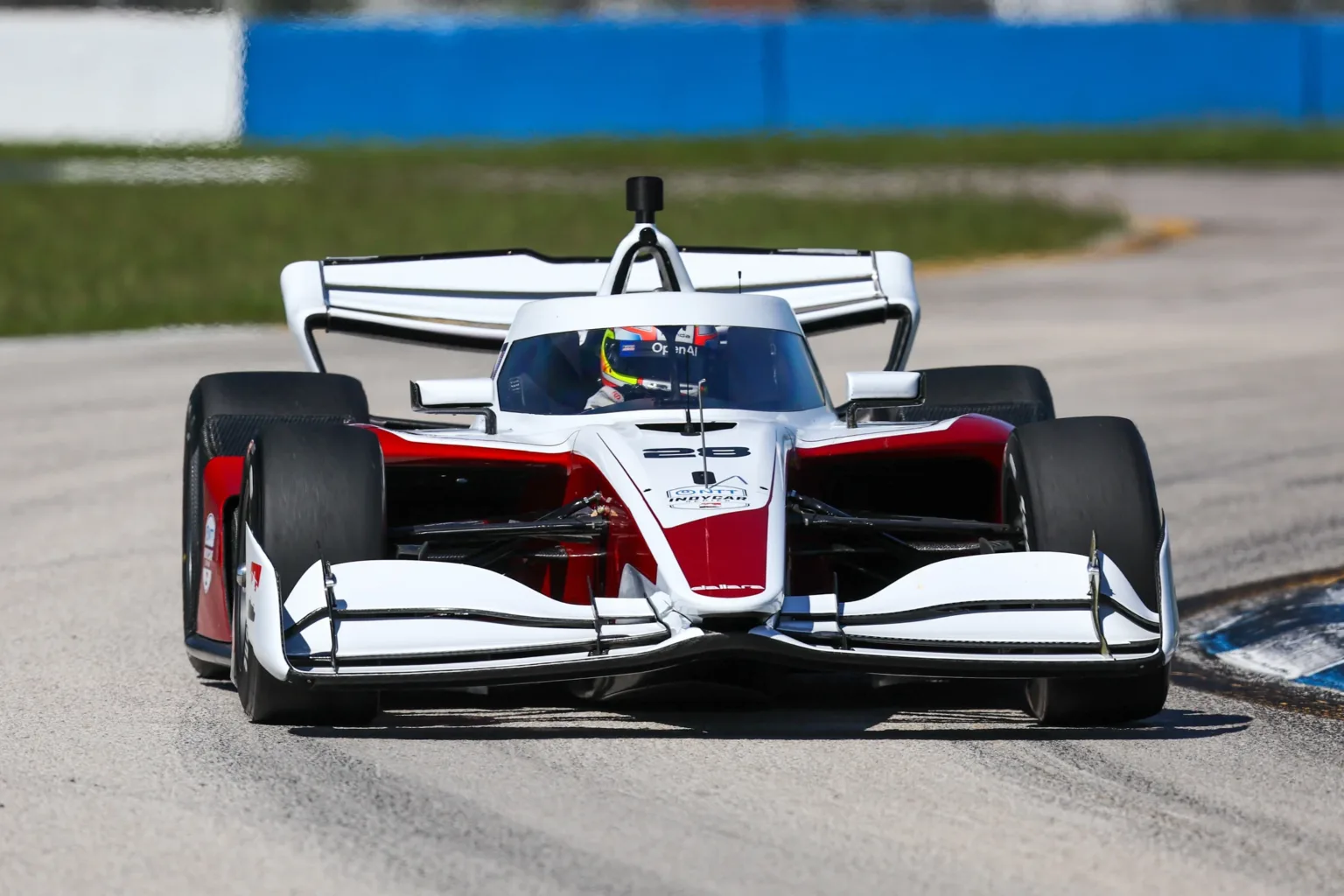 Alex Palou al volante del nuevo Dallara IR28 de la IndyCar visto de frente en el circuito de Sebring