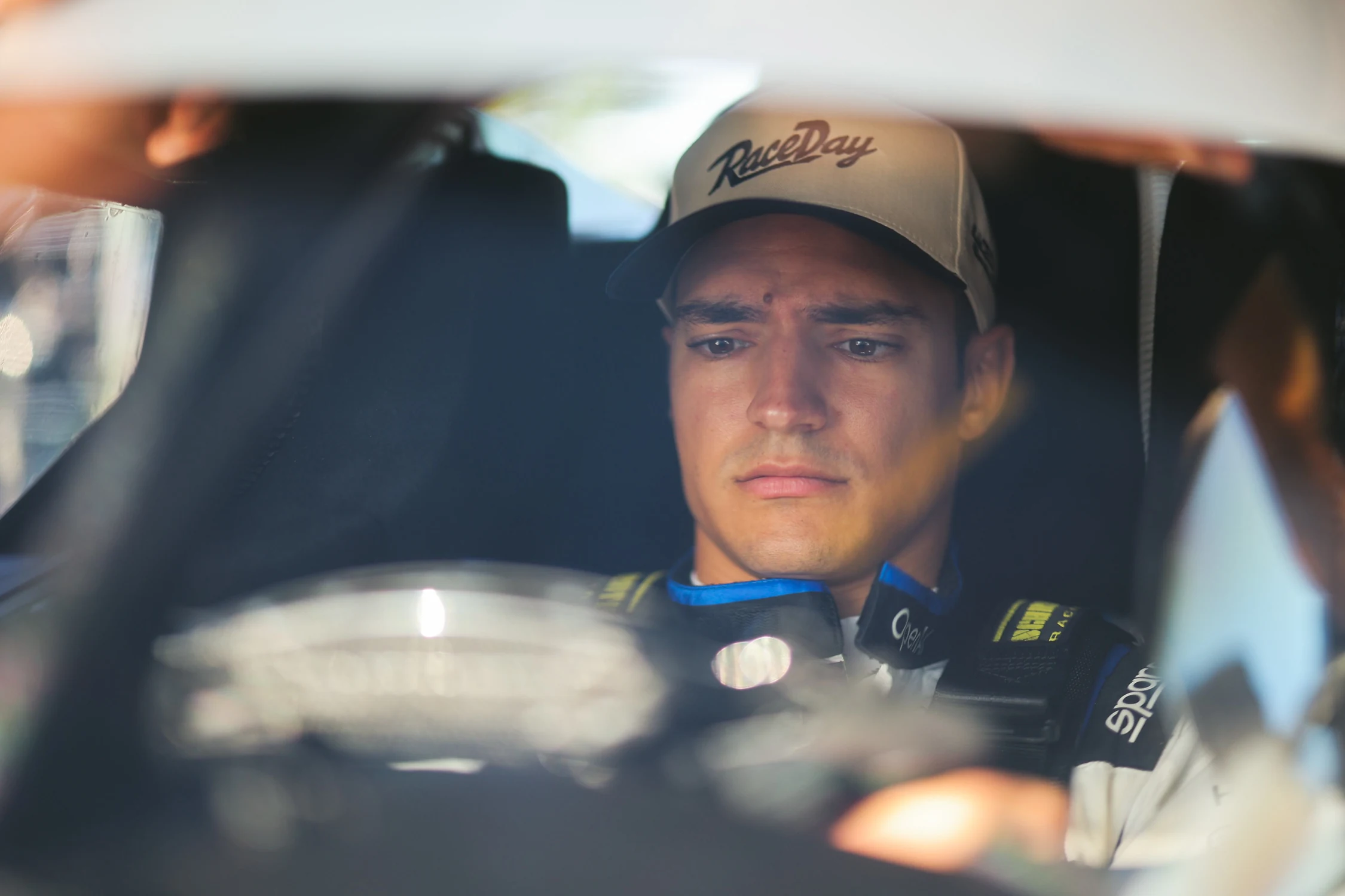 Alex Palou con gorra, concentrado dentro del cockpit del Dallara IR28 en Sebring