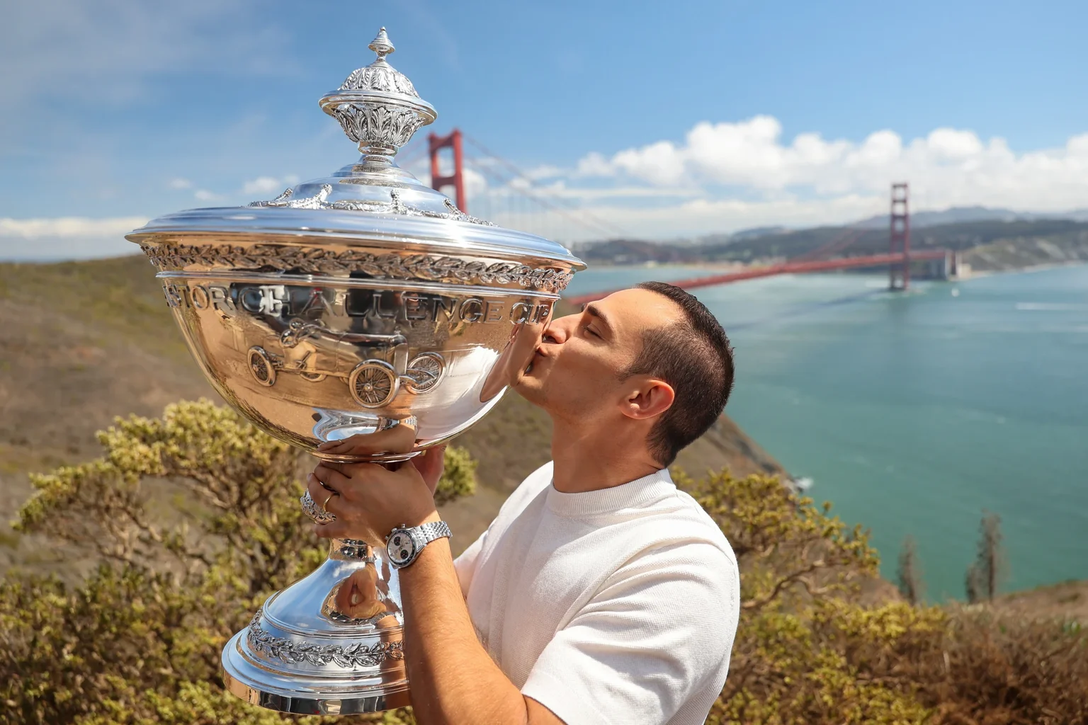 IndyCar en Barcelona: Álex Palou besa el trofeo del campeonato de la IndyCar con el puente Golden Gate al fondo