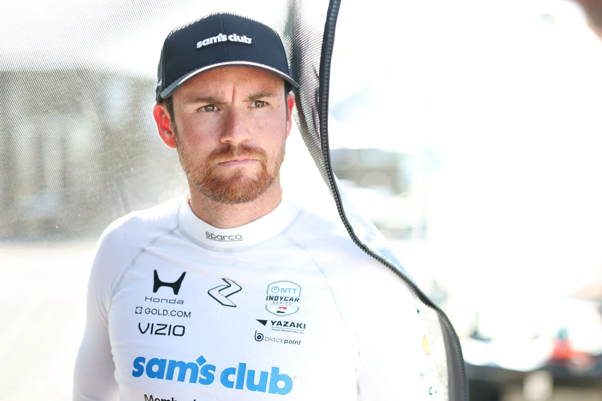 Kyle Kirkwood, piloto de Andretti Global, con gorra y mono blanco durante la prueba de neumáticos de Firestone en Sebring