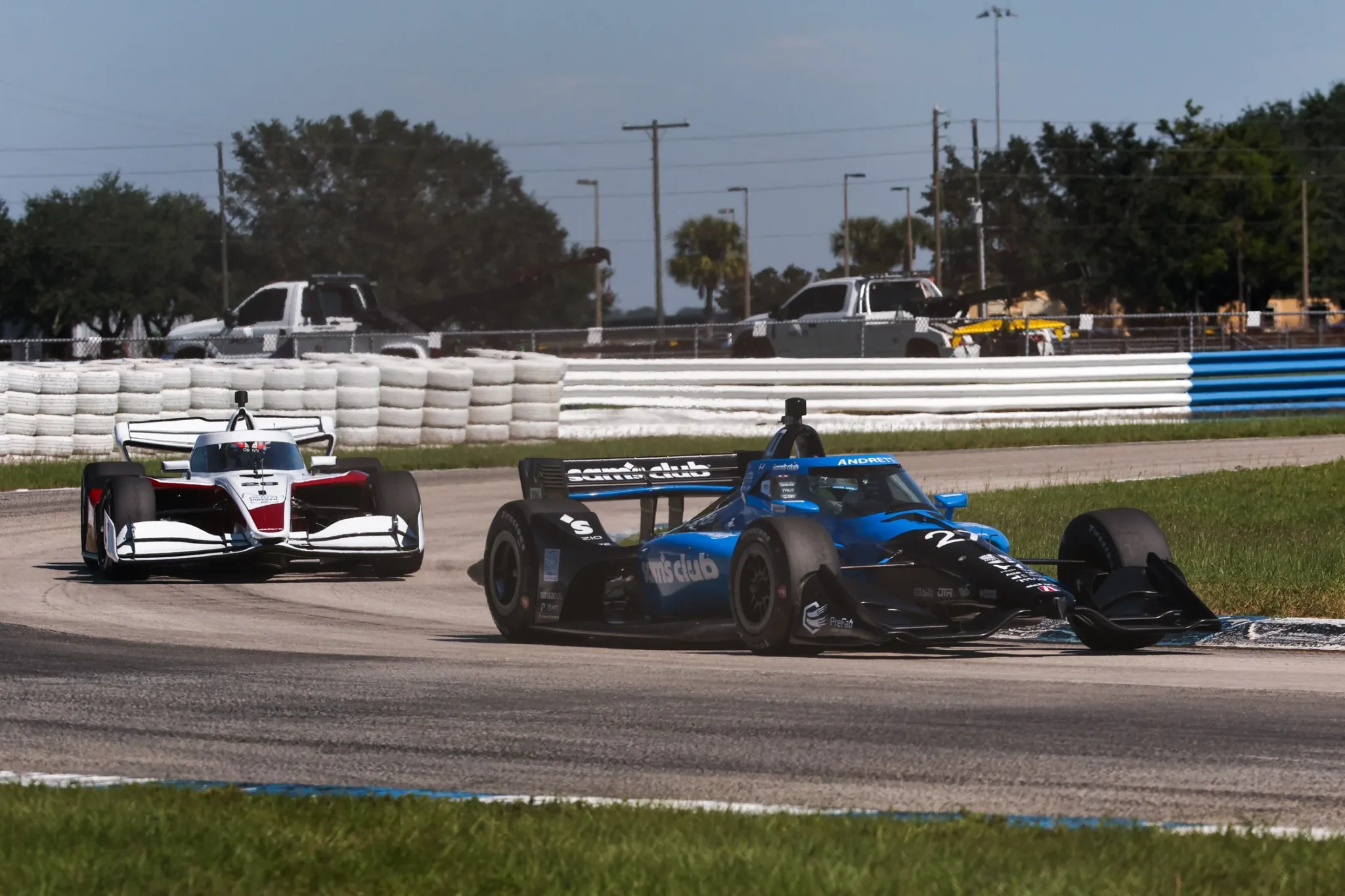 Dallara IR28 y otro monoplaza en pista durante la sesión de neumáticos de Firestone en Sebring