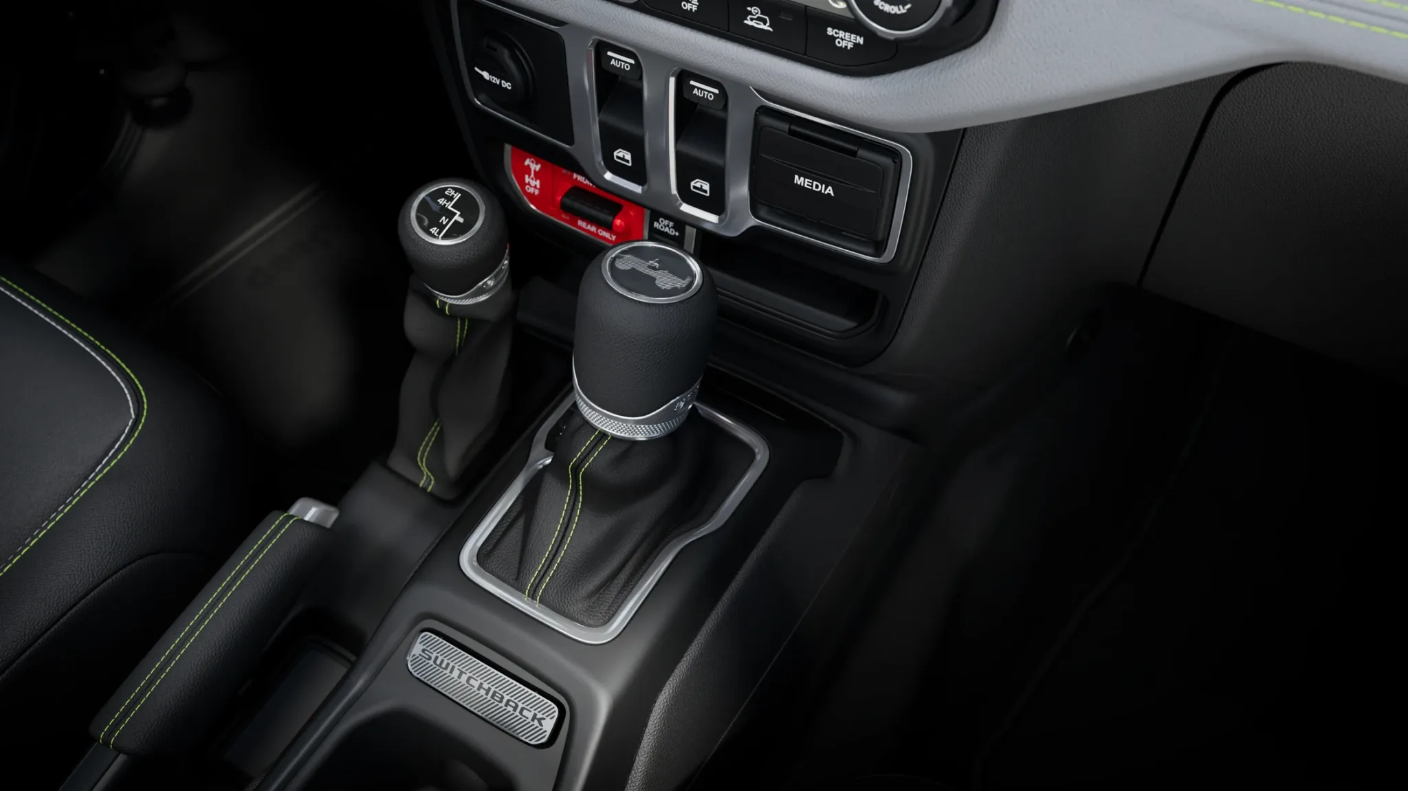 Consola central del Jeep Wrangler Switchback con la palanca de cambios y costuras en color lima