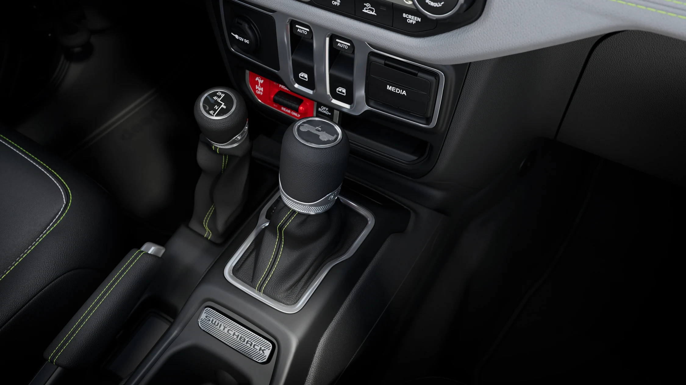Consola central del Jeep Wrangler Switchback con la palanca de cambios y costuras en color lima