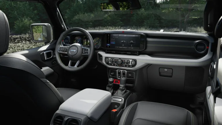 Interior del Jeep Wrangler Switchback: tablero con pantalla, volante y tapizado de cuero Nappa