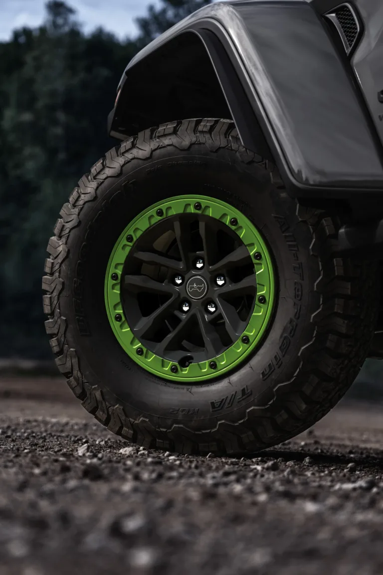 Llanta del Jeep Wrangler Switchback con el anillo beadlock en color verde Gecko