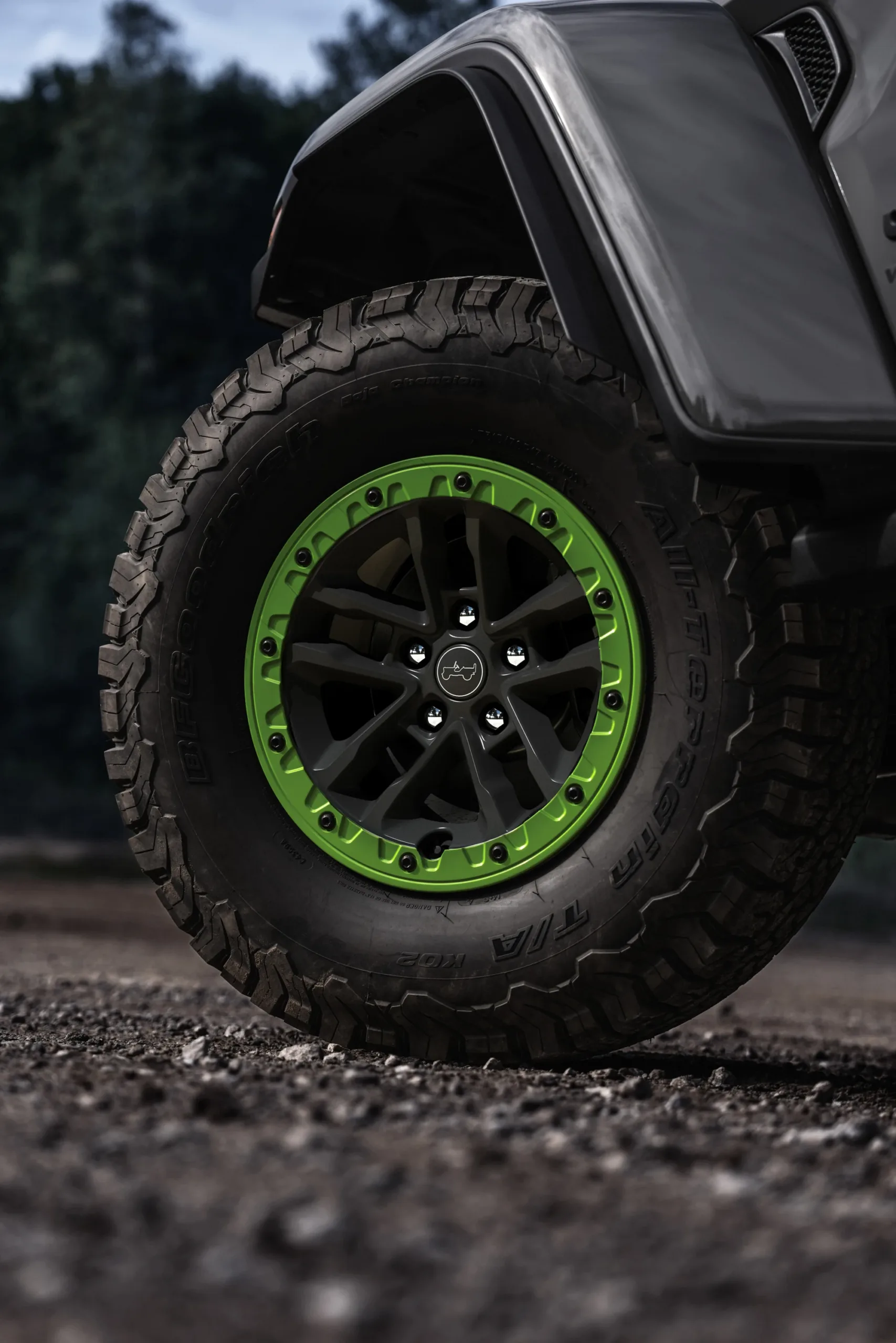 Llanta del Jeep Wrangler Switchback con el anillo beadlock en color verde Gecko