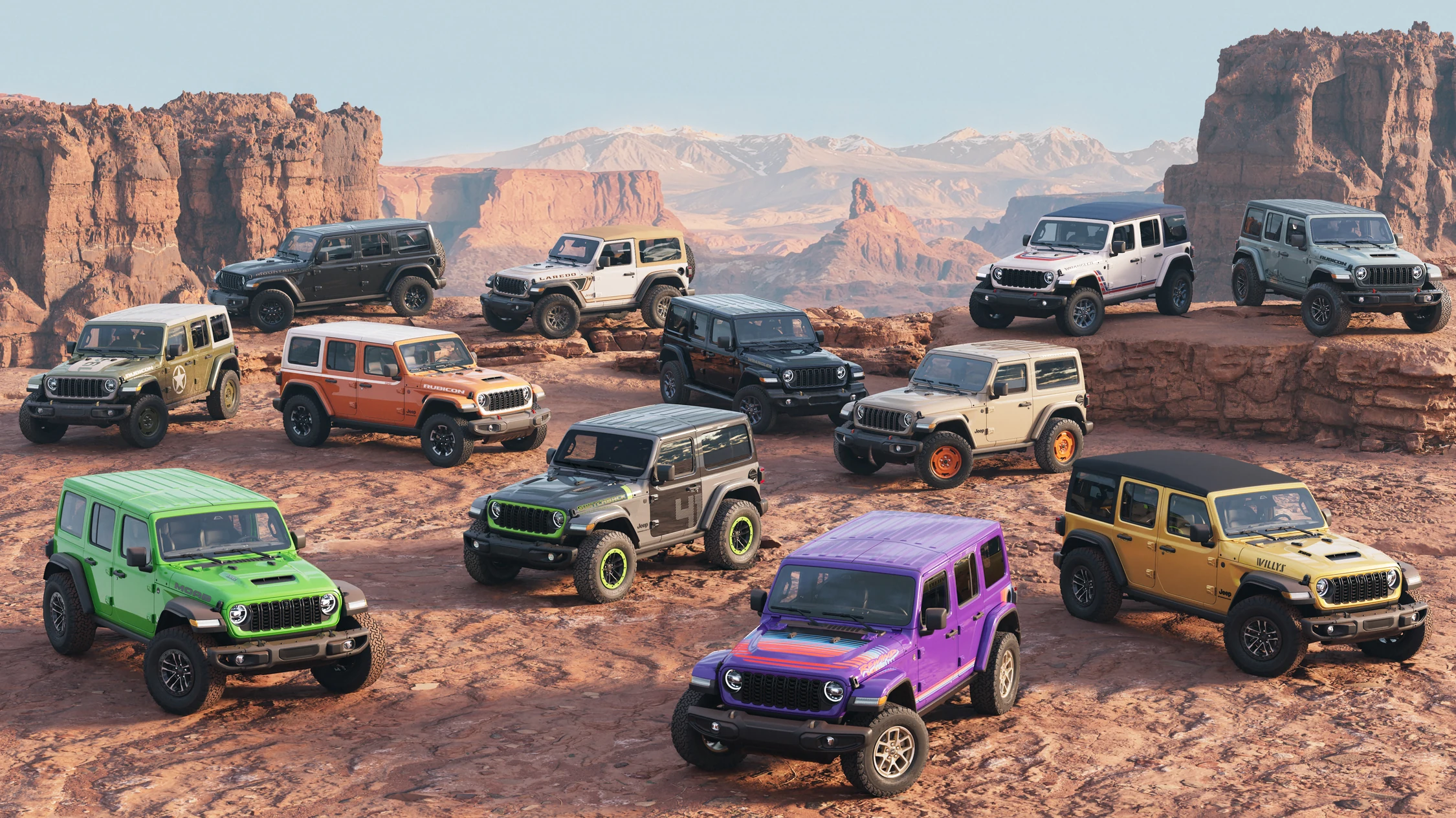 Los doce Jeep Wrangler de la serie Twelve 4 Twelve reunidos sobre una meseta rocosa de desierto