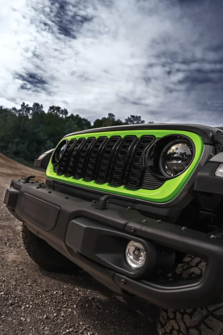 Primer plano de la parrilla del Jeep Wrangler Switchback, con el marco en verde Gecko