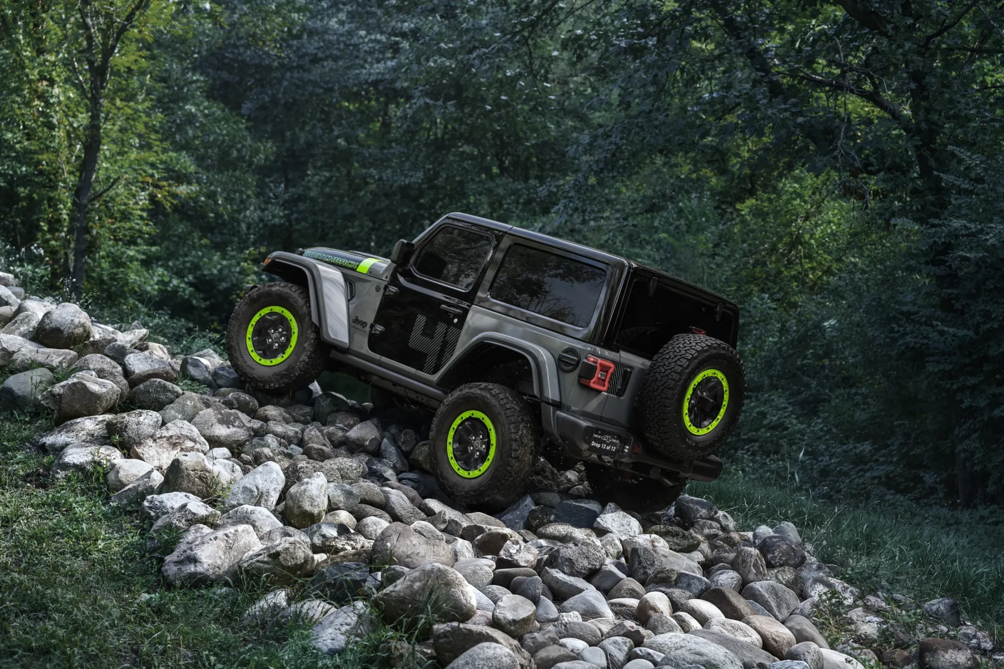 Jeep Wrangler Switchback trepando un sendero de rocas