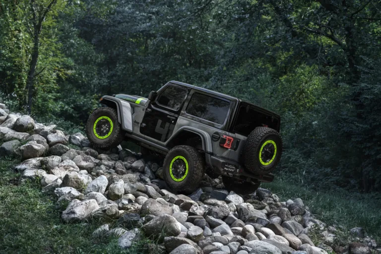 Jeep Wrangler Switchback trepando un sendero de rocas