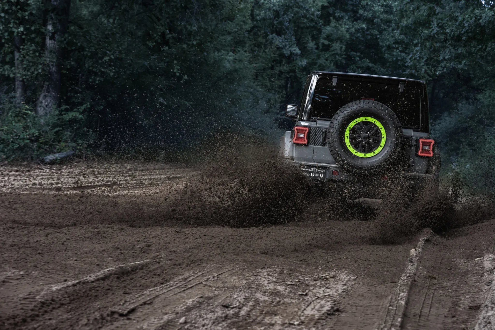 Zaga del Jeep Wrangler Switchback con la llanta de repuesto con anillo Gecko, levantando barro