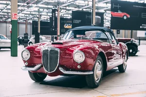 Lancia Aurelia convertible granate de los años cincuenta, expuesto en el Heritage Hub de Turín