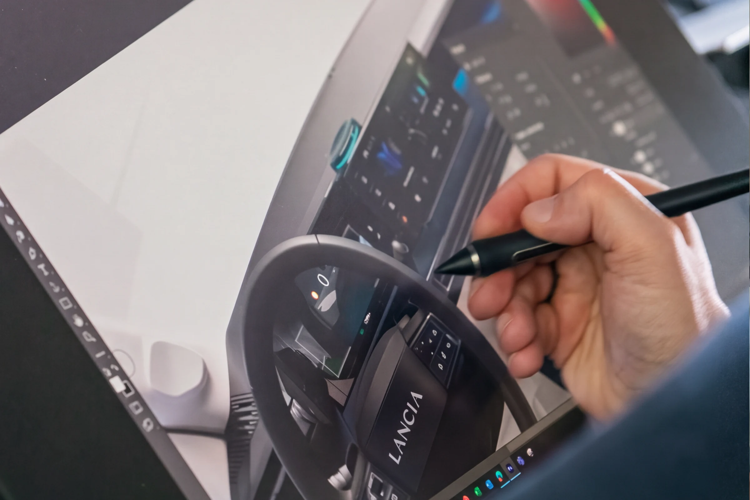 Mano de un diseñador de Lancia dibujando con un lápiz digital el interior de un auto, imagen de los Lancia Design Days