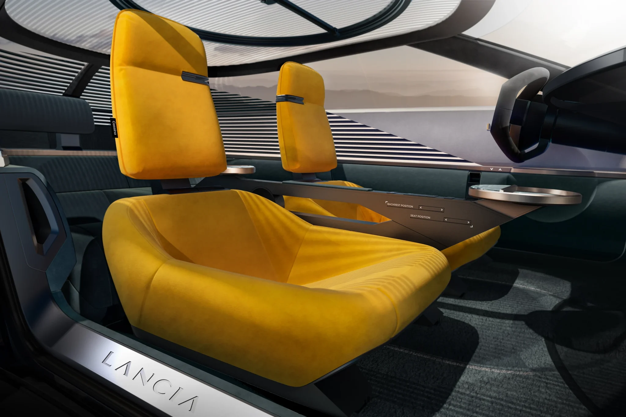 Asientos amarillos y volante de un concepto de Lancia, con el nombre Lancia en el umbral de la puerta