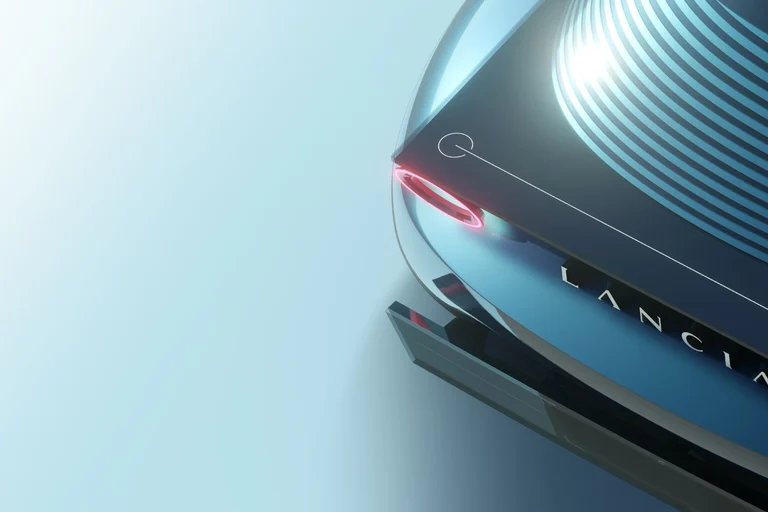 Parte trasera de un concepto de Lancia azul sobre fondo celeste, con el nombre Lancia en la carrocería