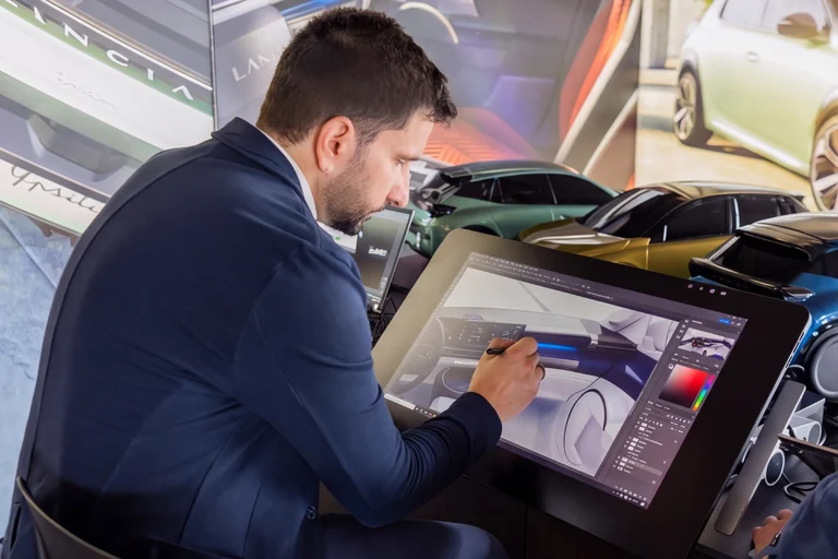 Diseñador del Centro Stile Lancia dibujando sobre una tableta gráfica, imagen de prensa de los Lancia Design Days