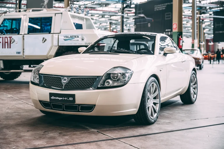 Lancia blanco de frente, con parrilla clásica y rines de aleación, en el Heritage Hub de Turín