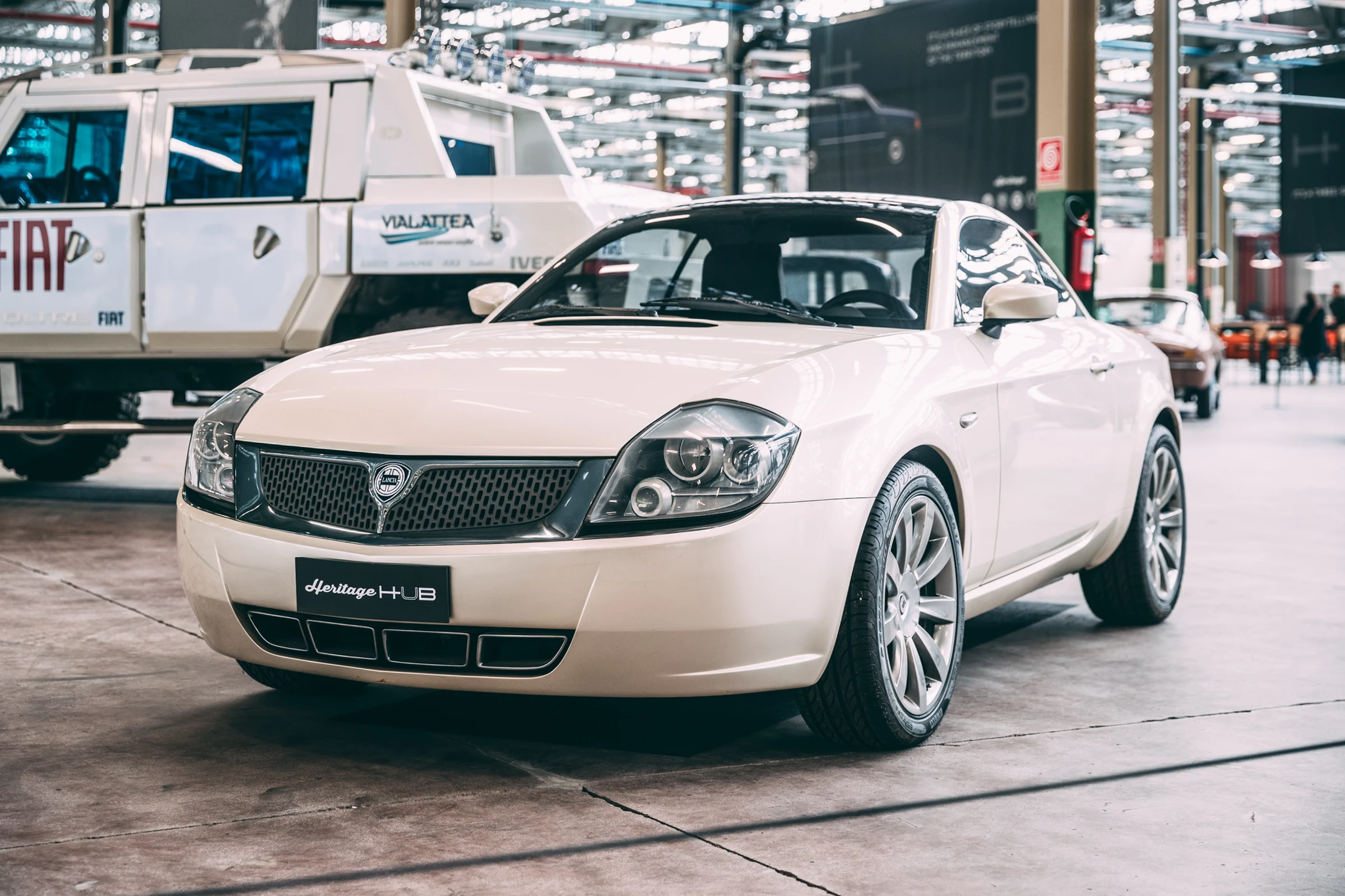 Lancia blanco de frente, con parrilla clásica y rines de aleación, en el Heritage Hub de Turín