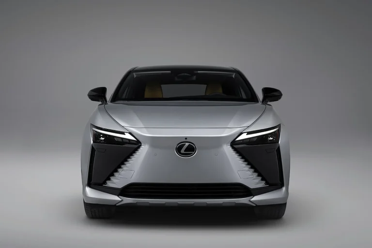 Frente del Lexus RZ 350e FWD gris, con la parrilla en forma de huso y los faros afilados