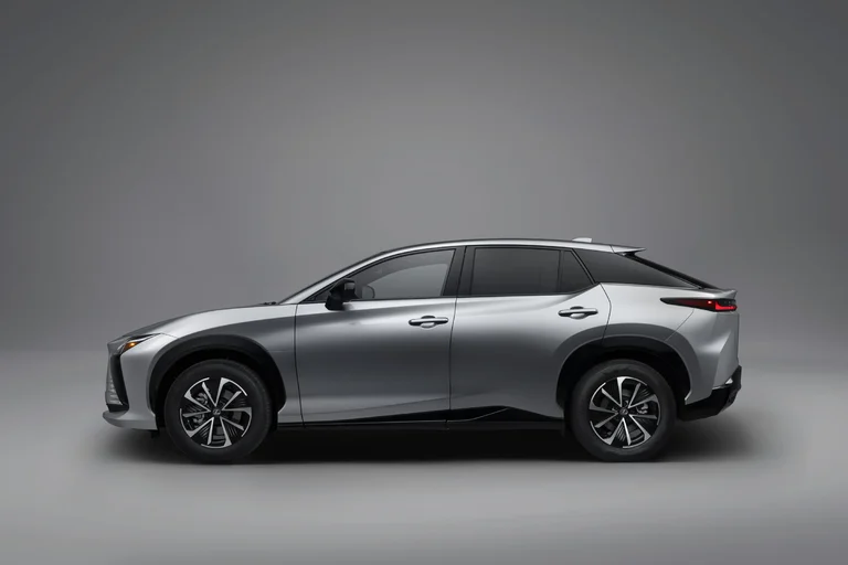 Perfil del Lexus RZ 350e FWD gris, con la línea del techo descendente y los rines de 18 pulgadas