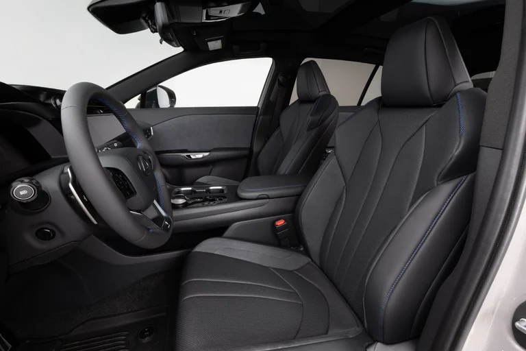 Asientos delanteros del Lexus RZ 550e F SPORT AWD en tono negro, con costuras azules y el volante al fondo