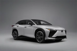 Lexus RZ 2027 550e F SPORT AWD en gris, de tres cuartos frontales, sobre un fondo de estudio