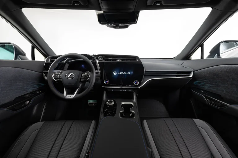 Interior del Lexus RZ 550e F SPORT AWD, con el volante y la pantalla táctil de 14 pulgadas sobre el tablero