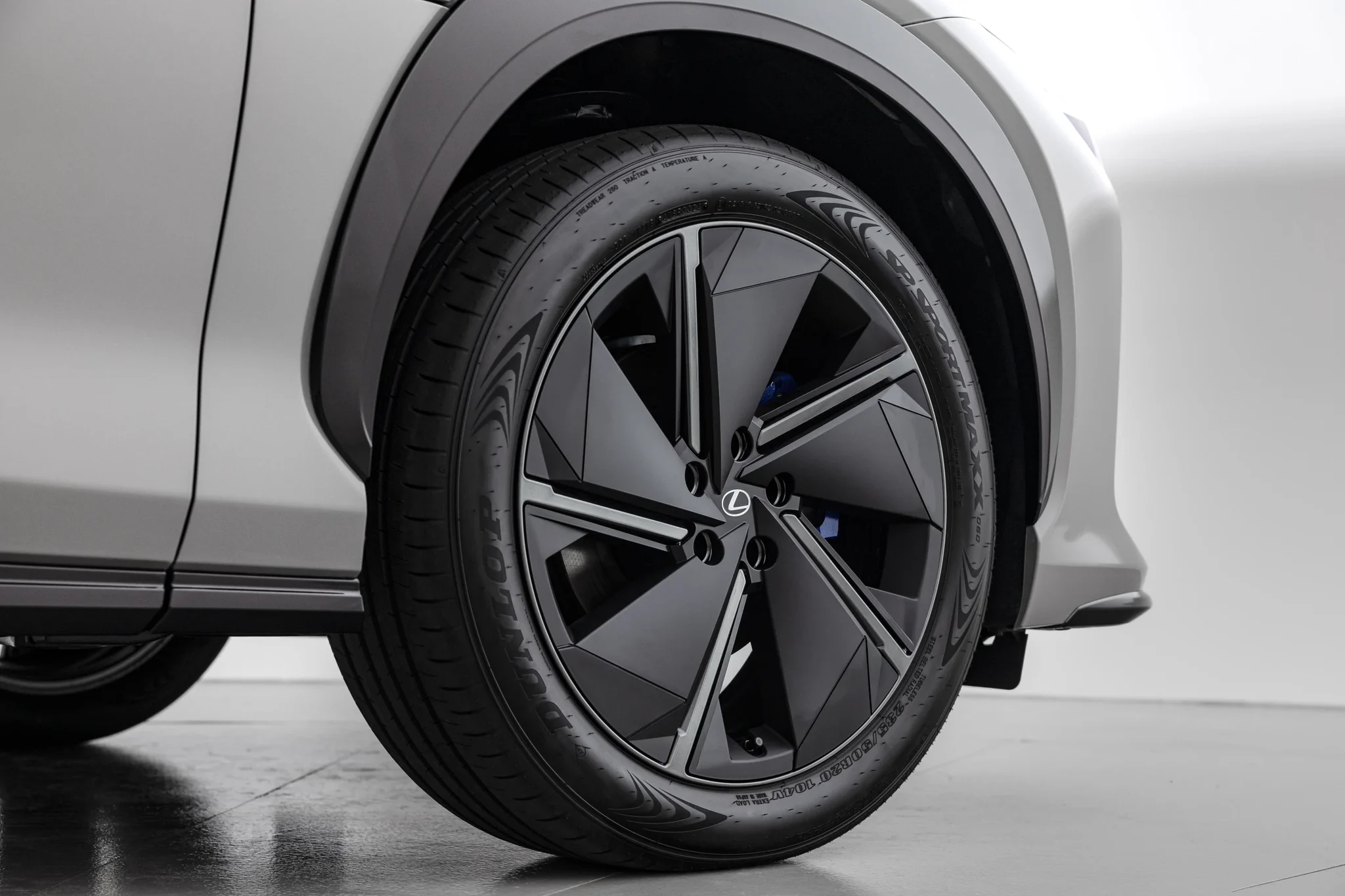 Rin negro de 20 pulgadas del Lexus RZ 550e F SPORT AWD, con el neumático y el pasarruedas