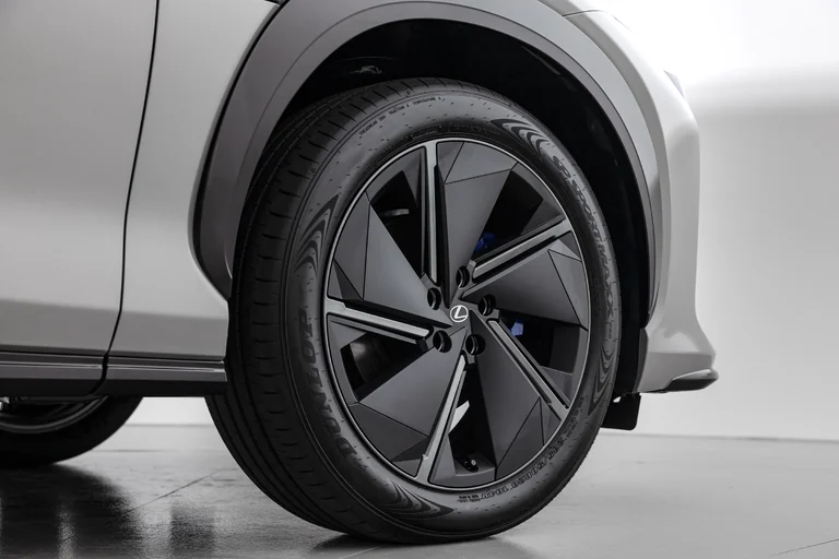 Rin negro de 20 pulgadas del Lexus RZ 550e F SPORT AWD, con el neumático y el pasarruedas