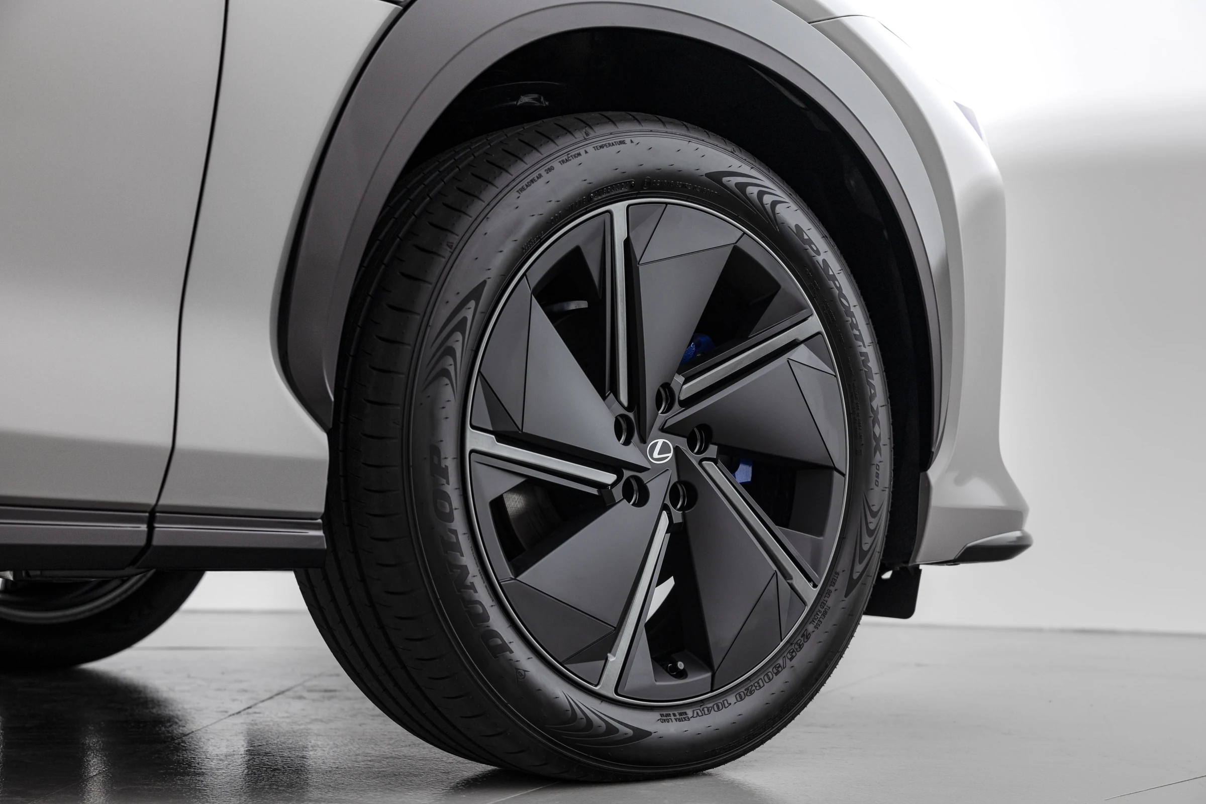 Rin negro de 20 pulgadas del Lexus RZ 550e F SPORT AWD, con el neumático y el pasarruedas