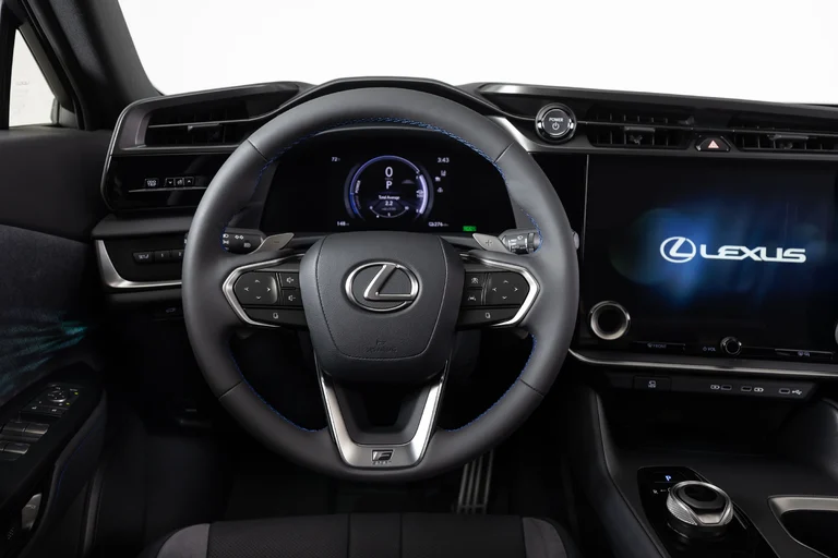 Volante, cuadro de instrumentos y pantalla de 14 pulgadas con el logo de Lexus del RZ 550e F SPORT AWD
