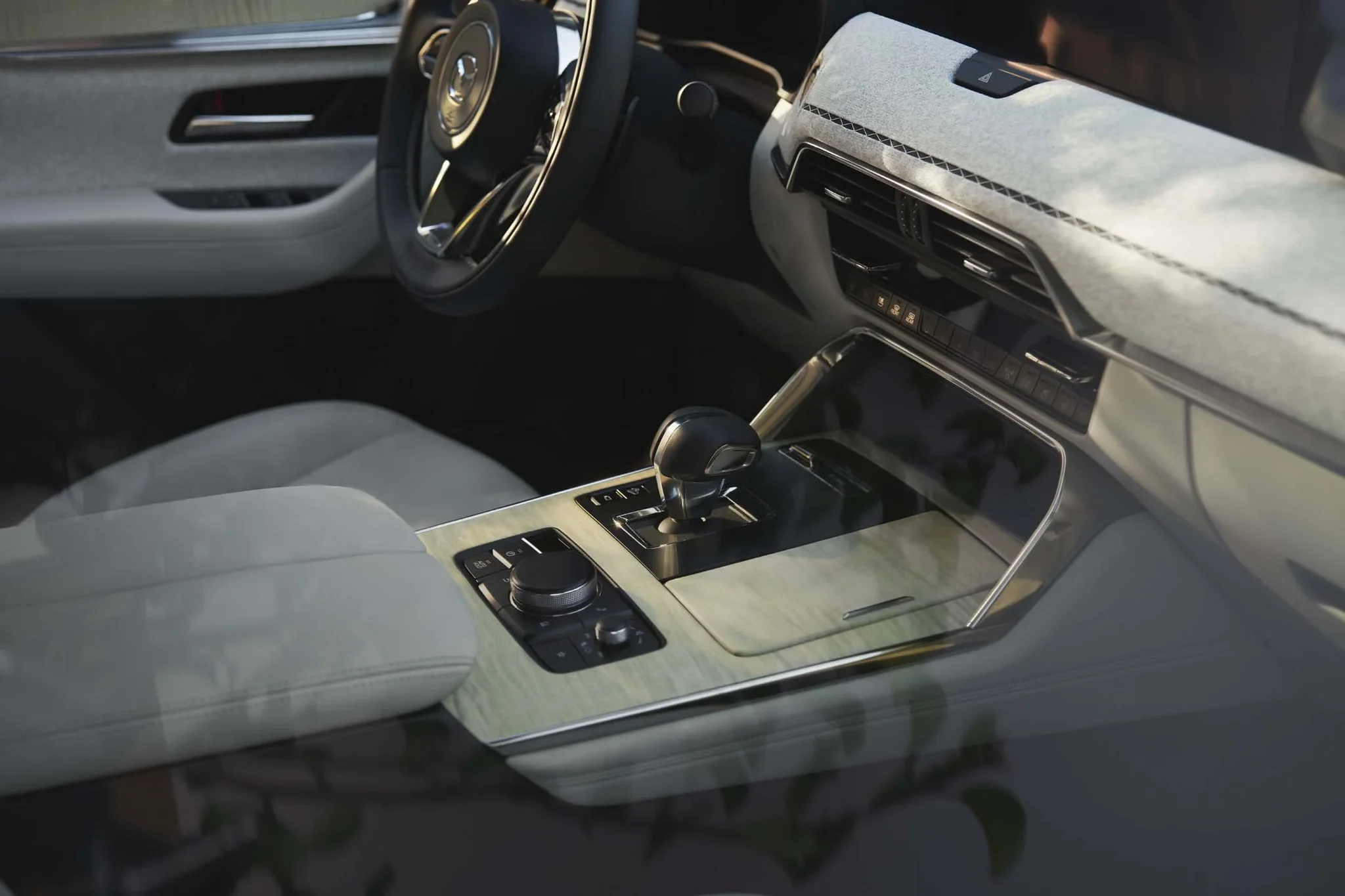 Palanca de cambios y selector de la consola central del Mazda CX-90, con acabado de madera clara