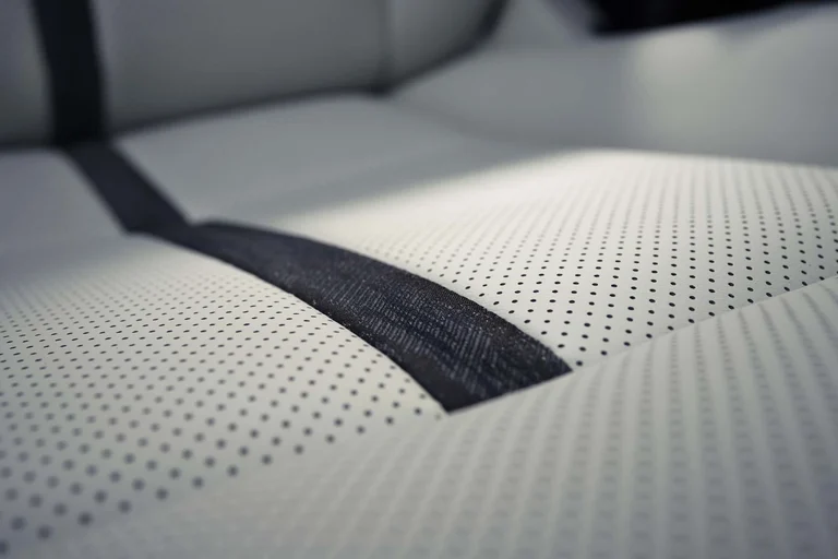 Cuero claro perforado con costura oscura en un asiento del Mazda CX-90