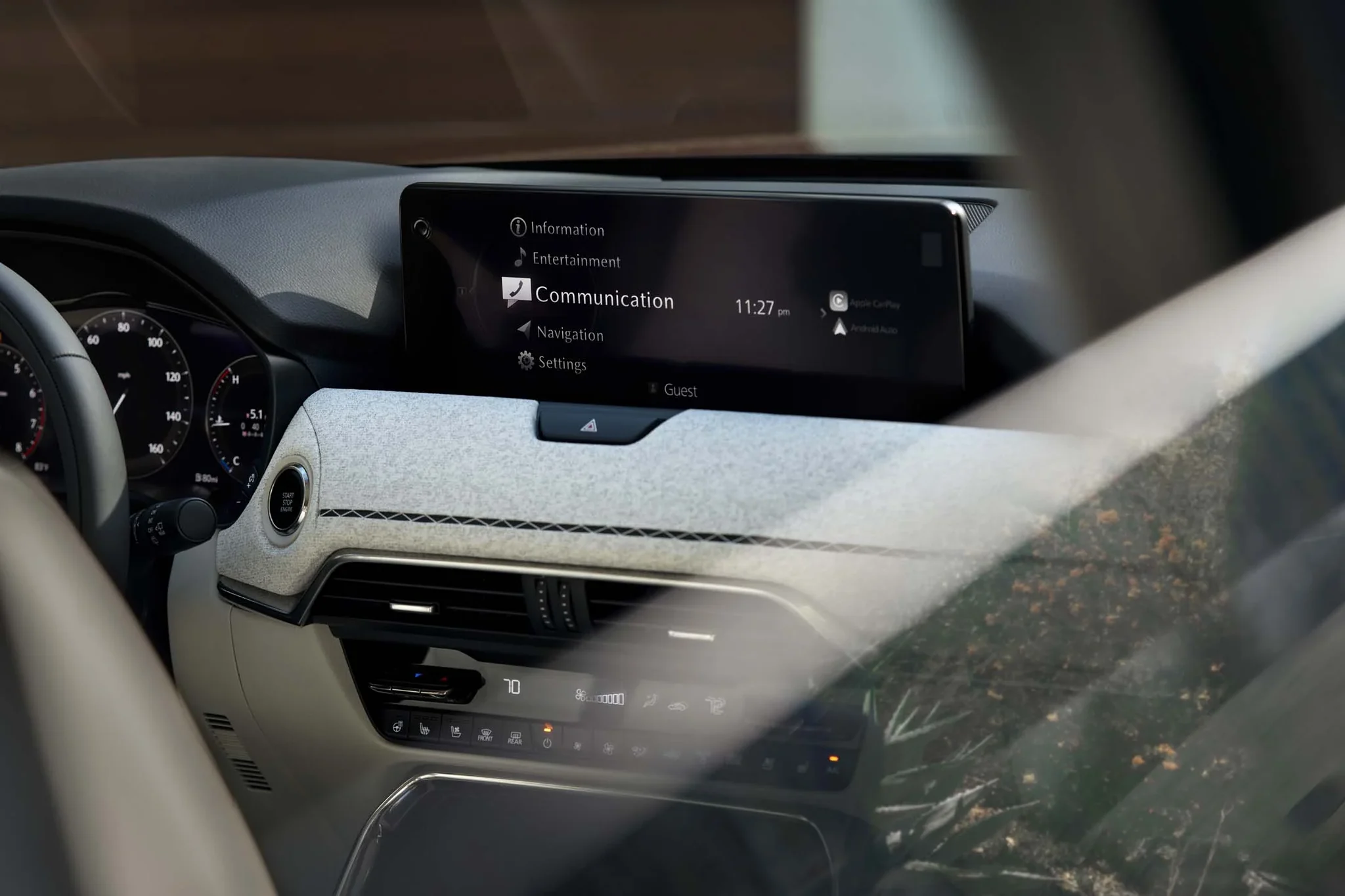 Pantalla central y tablero del Mazda CX-90 con el menú de comunicación