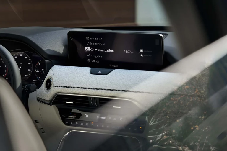 Pantalla central y tablero del Mazda CX-90 con el menú de comunicación