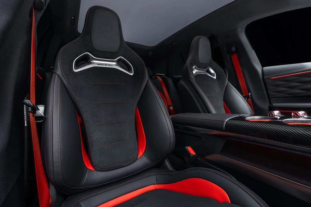Asientos deportivos delanteros del Mercedes-AMG GT SUV en negro con costuras y detalles rojos