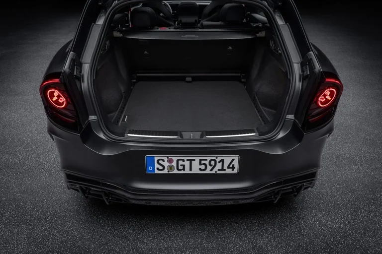 Maletero abierto del Mercedes-AMG GT SUV con las luces traseras encendidas y la placa