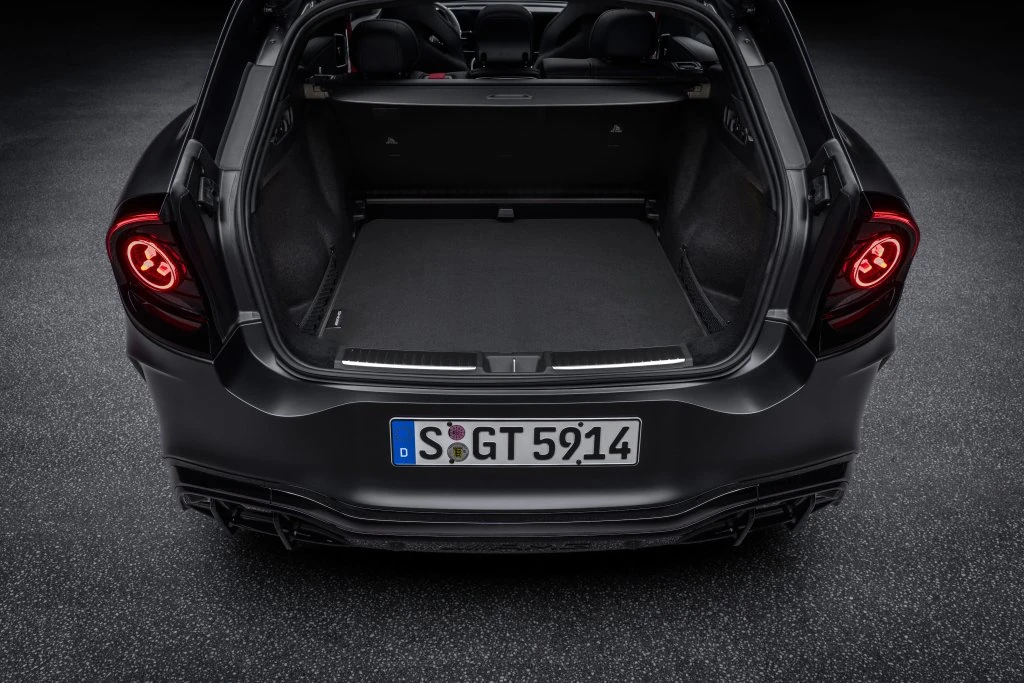 Maletero abierto del Mercedes-AMG GT SUV con las luces traseras encendidas y la placa