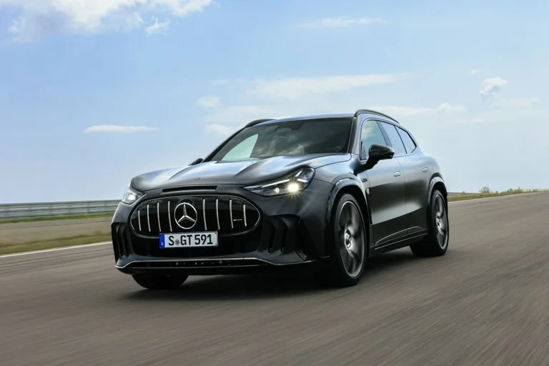 Mercedes-AMG GT SUV gris oscuro tomando una curva en una pista de pruebas