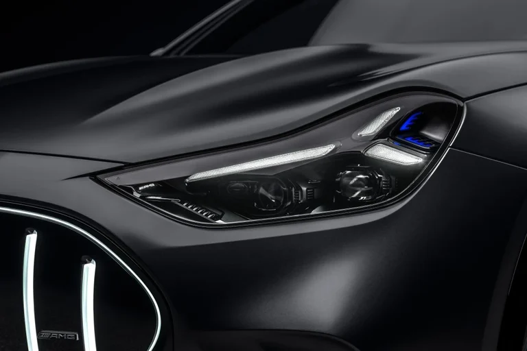 Faro delgado del Mercedes-AMG GT SUV con la firma luminosa y la parrilla iluminada a un costado