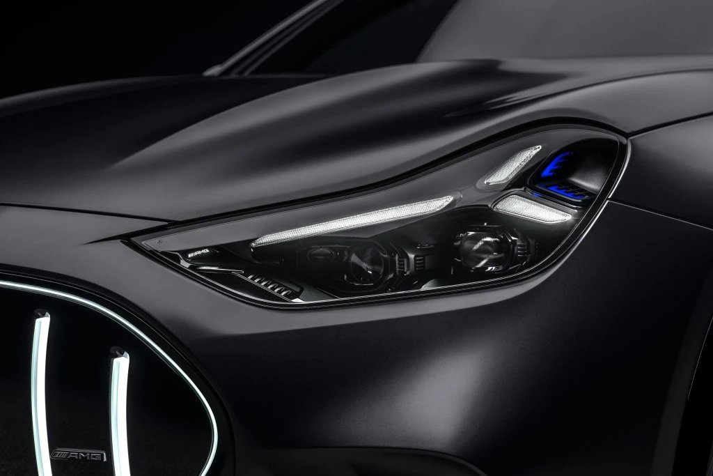 Faro delgado del Mercedes-AMG GT SUV con la firma luminosa y la parrilla iluminada a un costado