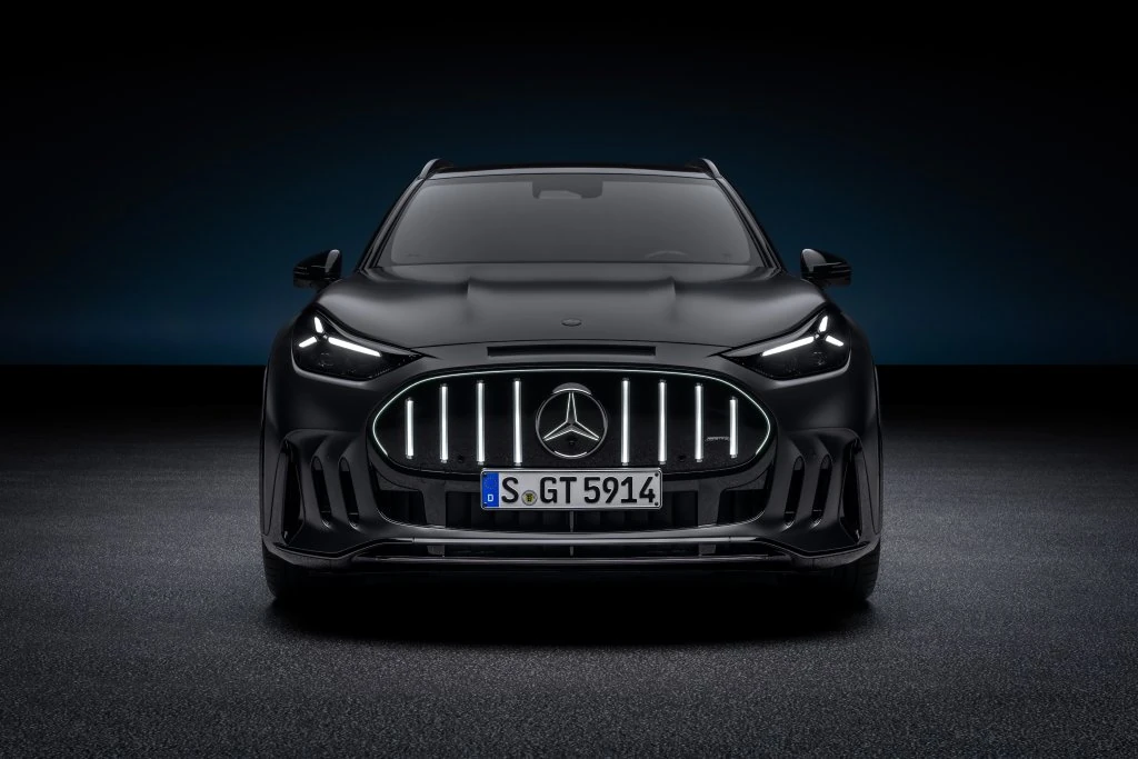 Frente del Mercedes-AMG GT SUV gris oscuro con la parrilla AMG iluminada y los faros delgados