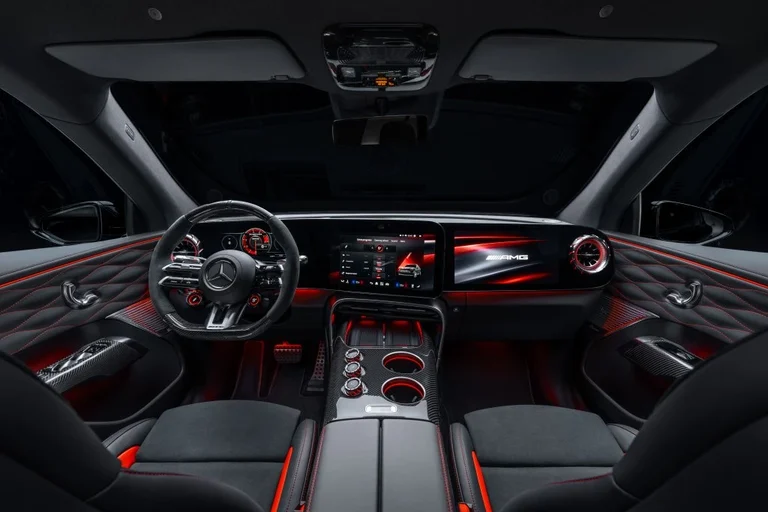 Tablero del Mercedes-AMG GT SUV con la pantalla multimedia de 14 pulgadas inclinada hacia el conductor y detalles en rojo