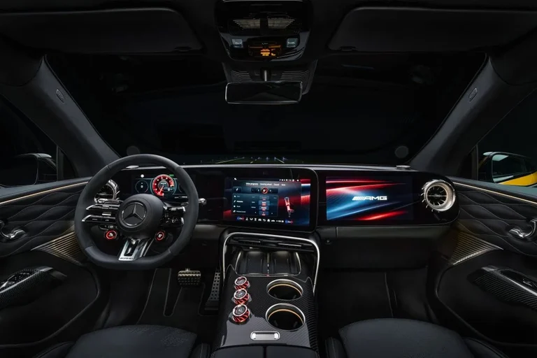 Interior del Mercedes-AMG GT SUV en negro con detalles dorados, visto de frente al tablero