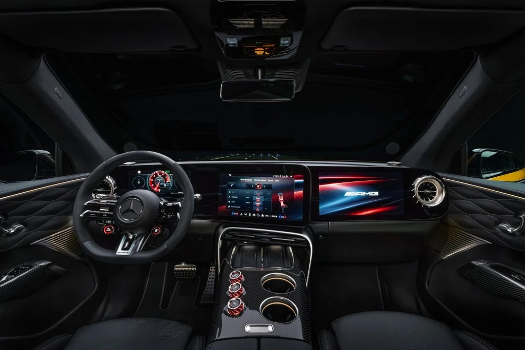Interior del Mercedes-AMG GT SUV en negro con detalles dorados, visto de frente al tablero